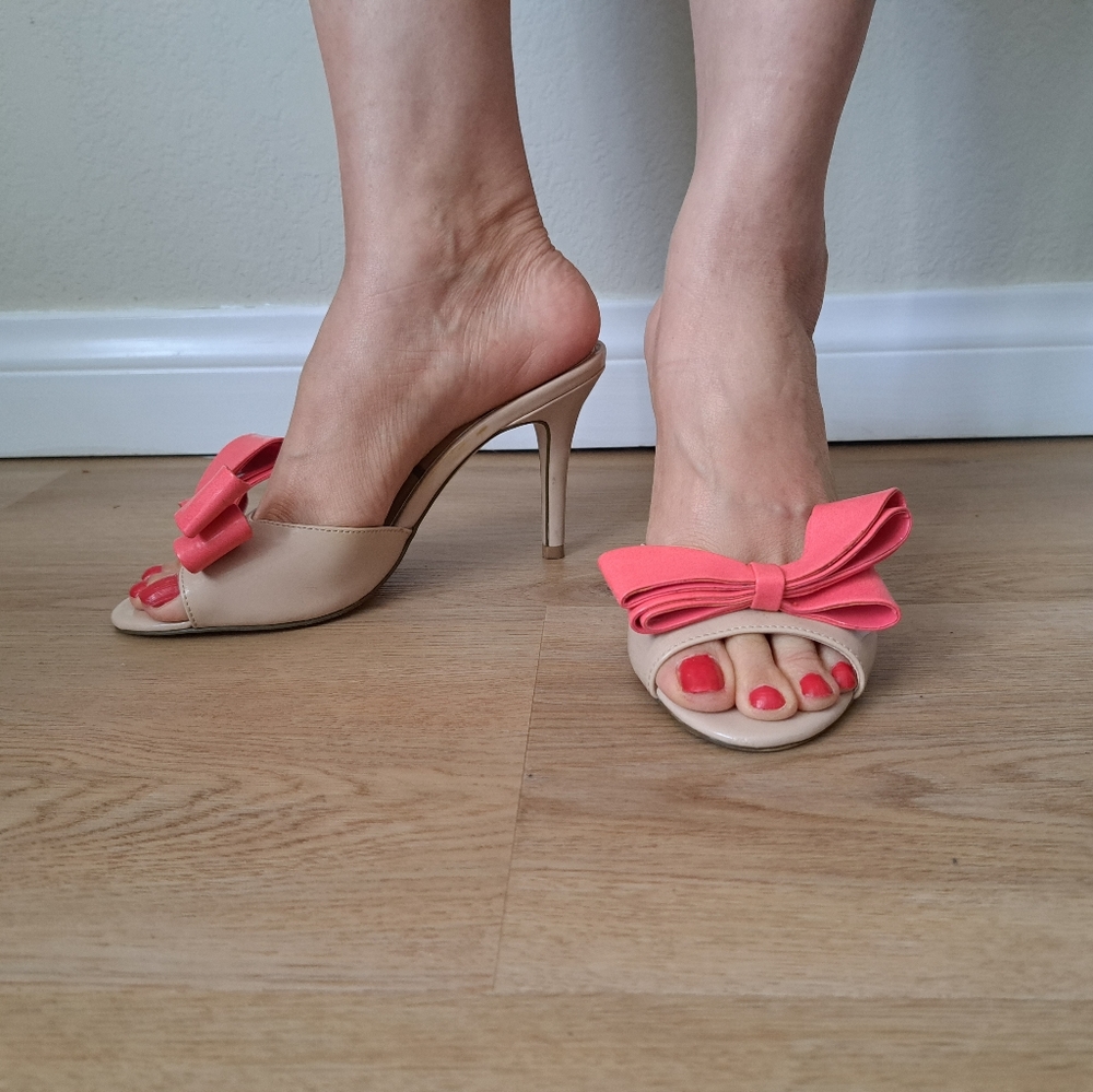Bow heels